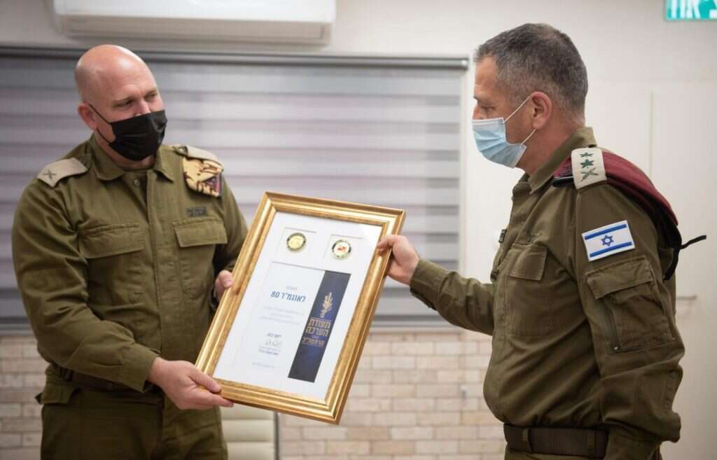 הרמטכ"ל אביב כוכבי מעניק תעודה למפקד העוצבה תא"ל גור שרייבמן. | דובר צה"ל