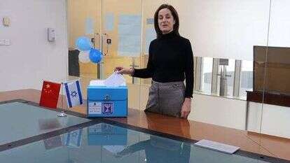 אירית בן אבא, שגרירת ישראל בביג'ינג מצביעה לכנסת ה-24 אירית בן אבא, שגרירת ישראל בביג'ינג מצביעה לכנסת ה-24