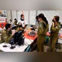 חיילי צה"ל מחכים להתחסן במחנה צריפין. | AFP