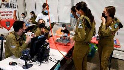 חיילי צה"ל מחכים להתחסן במחנה צריפין. | AFP