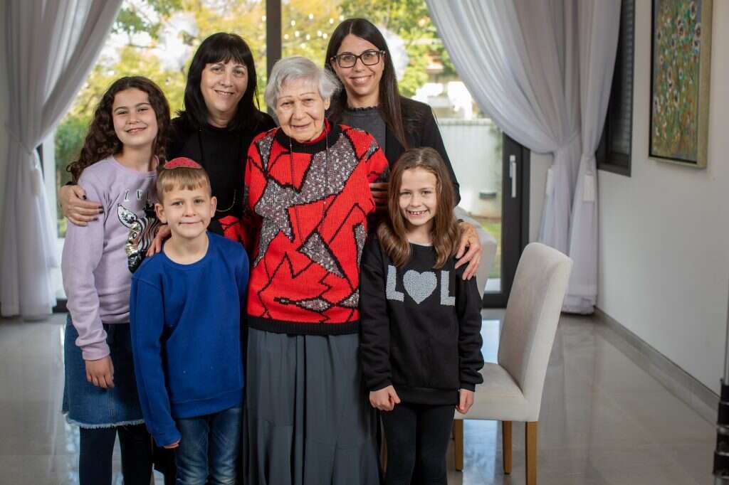 העירייה לא נענתה לבקשות המשפחה. רות, נכדתו של שמואל בלום, עם בתה ונכדתה, וכמה מהנינים. | אריק סולטן