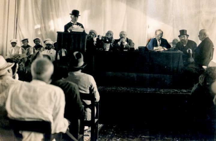 "הבית הזה יישא את שמי ואת שם אשתי ז"ל לדורי דורות". בלום בוועידת היסוד של אהל שם