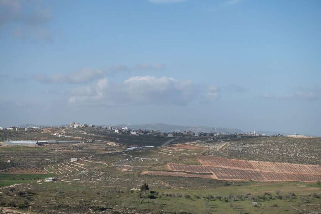 הלולים שהקימו תושבי קוסרה סמוך ליישוב מגדלים ולכרמי תושב אש־קודש. | שריה דיאמנט