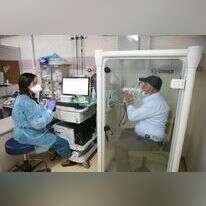 יוסף עלי בבדיקת תפקודי ריאות עם הטכנאית אינאס היבי במרפאת המחלימים בבית החולים פוריה. | דוד כהן, ג'יני