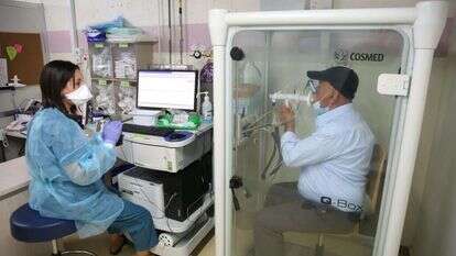 יוסף עלי בבדיקת תפקודי ריאות עם הטכנאית אינאס היבי במרפאת המחלימים בבית החולים פוריה. | דוד כהן, ג'יני