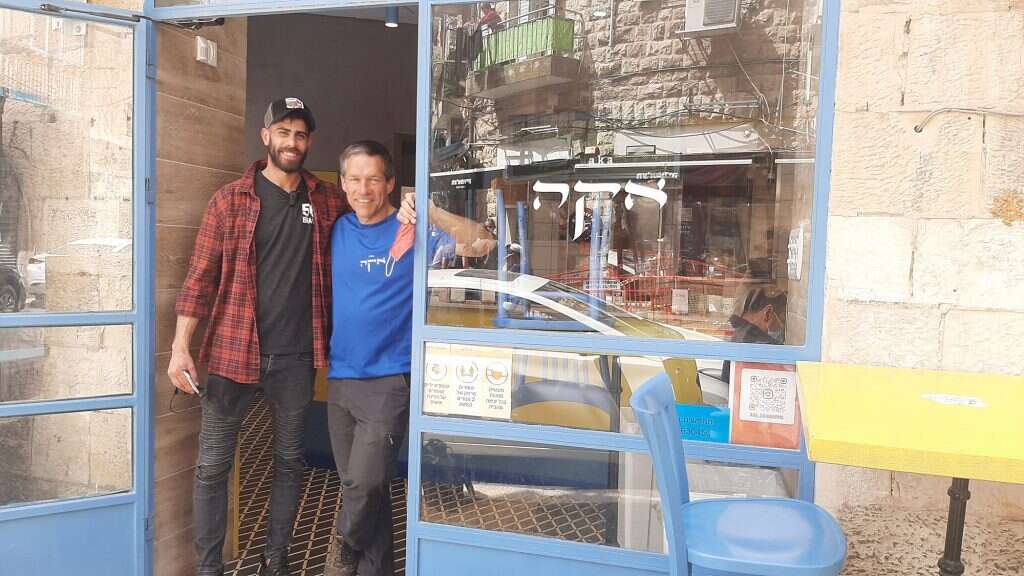 אל תתנו לעובדים את הסיבה להישאר בבית". יוסי צוובנר (מימין) במסעדת אקה. | בתאל קולמן אל תתנו לעובדים את הסיבה להישאר בבית". יוסי צוובנר (מימין) במסעדת אקה. | בתאל קולמן