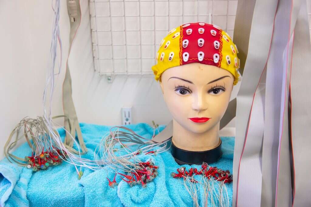 האלקטרודות מחוברות לכל אזורי המוח, אבל במבחן מידע מוסתר מתמקדים באונה הקודקודית. כובע הניסוי. | אוליבייה פיטוסי, פלאש 90