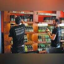 עובדים ב"בירבזאר". | אפיק גבאי עובדים ב"בירבזאר". | אפיק גבאי