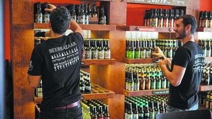 עובדים ב"בירבזאר". | אפיק גבאי