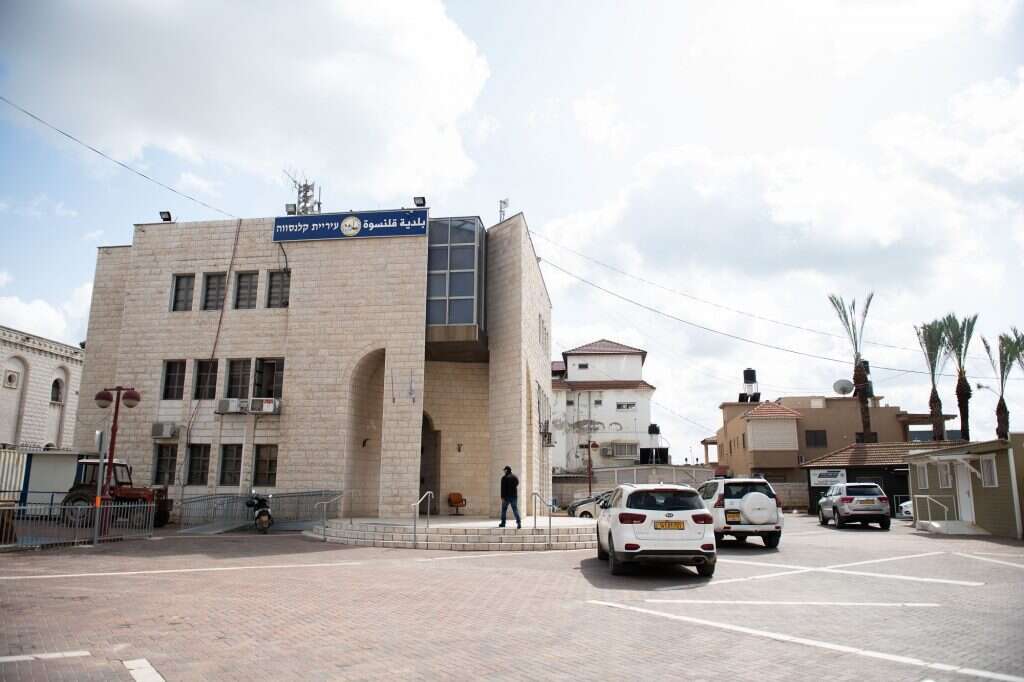 בניין עיריית קלנסווה. | שריה דיאמנט