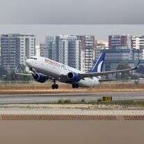 מטוס ממריא בנתב"ג, על רקע בנייני מגורים | קוקו