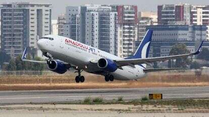 מטוס ממריא בנתב"ג, על רקע בנייני מגורים | קוקו