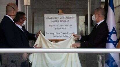 ראש ממשלת צ'כיה אנדריי באביש (מימין) עם השרים גבי אשכנזי ואמיר אוחנה בחנוכת השגרירות בירושלים, אתמול | אי.פי.איי