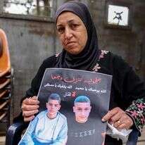 אם ערבייה-ישראלית מוחה נגד האלימות שהובילה למותו של בנה. | AFP