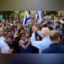 נשיא המדינה ראובן (רובי) ריבלין יוצא לפגוש ישראלים מחוץ למשכנו, 2015. | קובי גדעון לע"מ