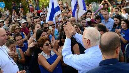 נשיא המדינה ראובן (רובי) ריבלין יוצא לפגוש ישראלים מחוץ למשכנו, 2015. | קובי גדעון לע"מ