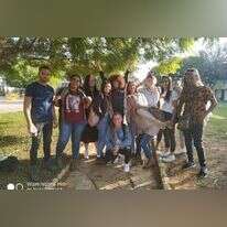 רייצ'ל ענקי עם הקבוצה. | אוסף פרטי