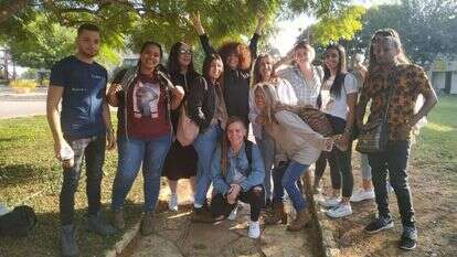 רייצ'ל ענקי עם הקבוצה. | אוסף פרטי