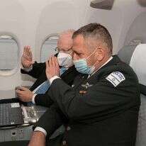 הנשיא והרמטכ"ל בשיחה עם חברי המשלחת. | עמוס בן גרשום לע"מ