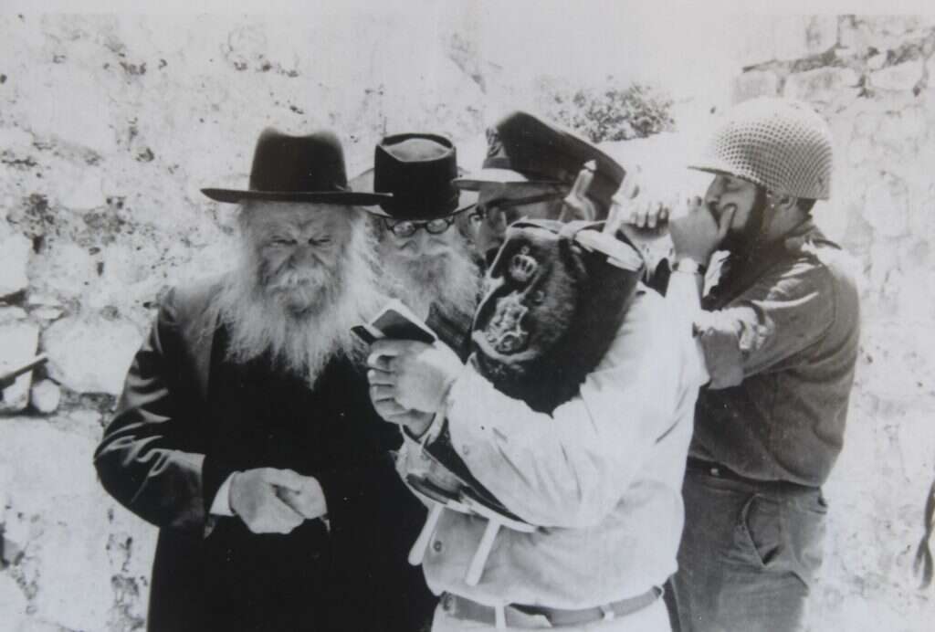 הרב צבי יהודה קוק (משמאל) עם הרב שלמה גורן והרב הנזיר ביום שחרור ירושלים, תשכ"ז. | באדיבות הרב מנחם הכהן