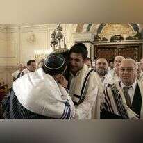 "נשיקה של גדולים אינה אלא נשיקה של כבוד והוי כמנשק חפץ של קדושה". בית הכנסת הגדול בקזבלנקה, 2007. | AFP