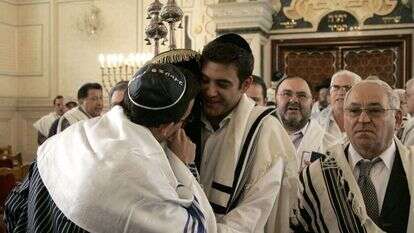 "נשיקה של גדולים אינה אלא נשיקה של כבוד והוי כמנשק חפץ של קדושה". בית הכנסת הגדול בקזבלנקה, 2007. | AFP