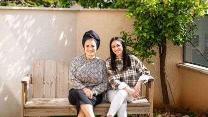 מימין לשמאל: לאורה אריאלי ואסיה פאר–חדד, בוגרות הפנימייה. | אביטל הירש