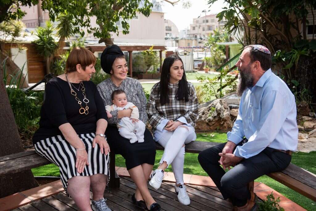 מימין לשמאל: המנהל יהודה כהן, לאורה אריאלי, אסיה פארֿֿ–חדד ואם הבית המרכזית ריקי כהן. | אביטל הירש