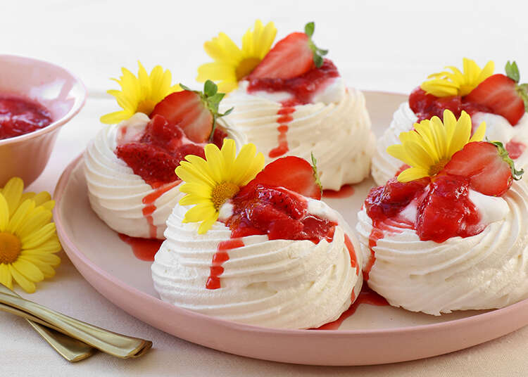 מיני פבלובות עם קצפת קוקוס ורוטב תותים. | אפרת ליכטנשטט