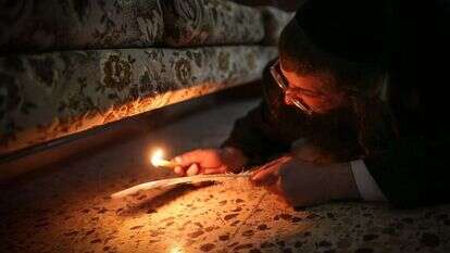 חז"ל צמצמו את החששות. אין חוששים לחולדה שגררה חמץ, שאם כן "אין לדבר סוף". בדיקת חמץ, ירושלים 2013. | נתי שוחט, פלאש 90