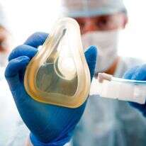 מנהלת את חרדותיה דרך התפקיד שלה כרופאה מרדימה. | שאטרסטוק