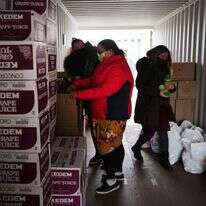אריזת מזון לנזקקים בפסח בניו יורק. | AFP