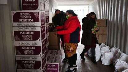 אריזת מזון לנזקקים בפסח בניו יורק. | AFP