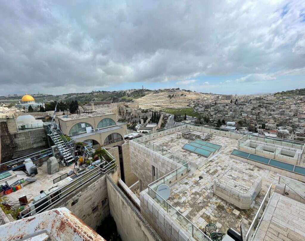 "אני חיה בשלוש תקופות". התצפית מהגג. | אילת כהנא "אני חיה בשלוש תקופות". התצפית מהגג. | אילת כהנא