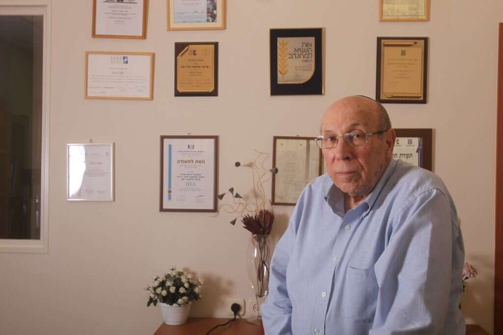 אליעזר יפה. | מרים צחי