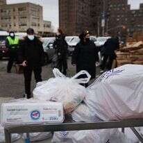 אורזים חבילות מזון לפסח בניו יורק. | גטי אימג'ס