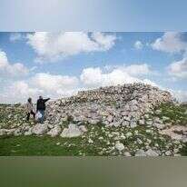 מזבח יהושע בן נון בהר עיבל. | שריה דיאמנט