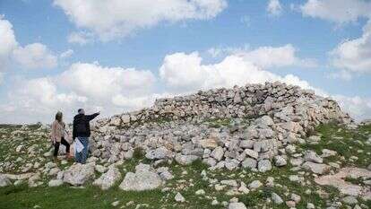 מזבח יהושע בן נון בהר עיבל. | שריה דיאמנט
