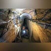 קצין צה"ל מציג מנהרת טרור שהתגלתה בגבול עזה, במהלך מבצע צוק איתן. | EPA