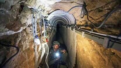 קצין צה"ל מציג מנהרת טרור שהתגלתה בגבול עזה, במהלך מבצע צוק איתן. | EPA