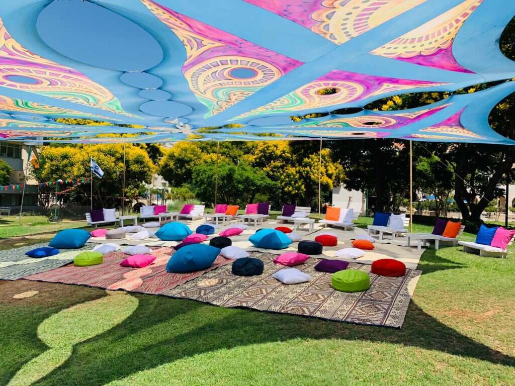 פיקניק עלינו ביום הבחירות בקניון עיר ימים. | יוסי מלכה