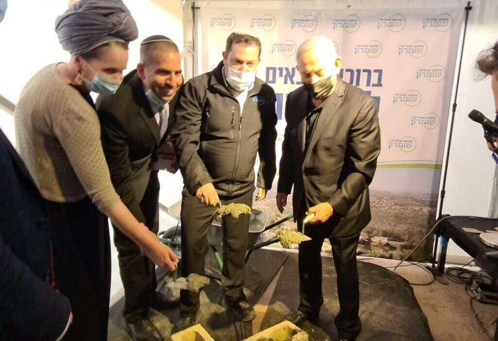 נתניהו עם יוסי דגן ואלמנתו של הרב אטינגר. | רועי חדי