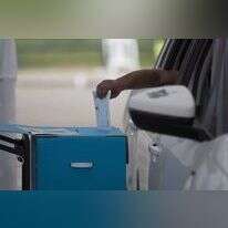 אדם בבידוד מצביע בקלפי מיוחדת. | EPA