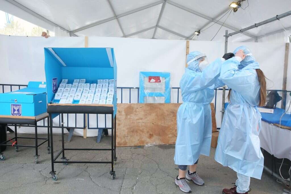 מתארגנים לפתיחה. | מירי שמעונוביץ