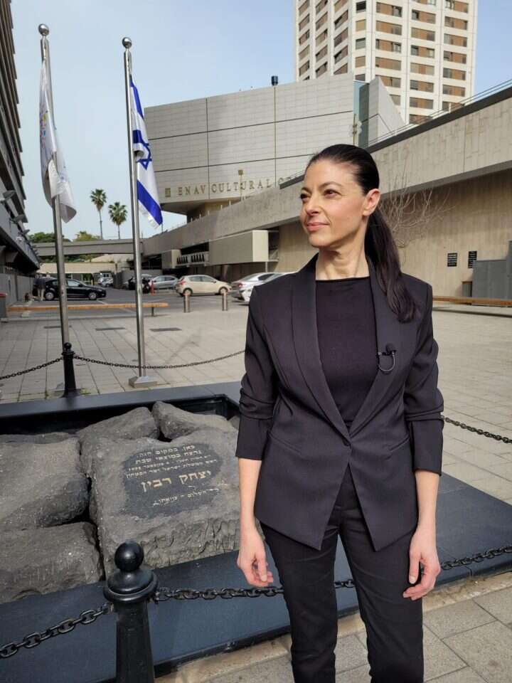 מרב מיכאלי ליד אנדרטת רבין