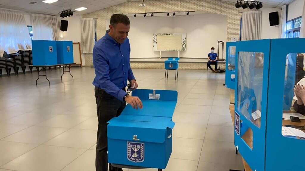 ח״כ מתן כהנא הצביע הבוקר בקלפי בבית גמליאל