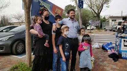 בצלאל סמוטריץ יחד עם אשתו וילדיו. | הודיה כריש חזוני