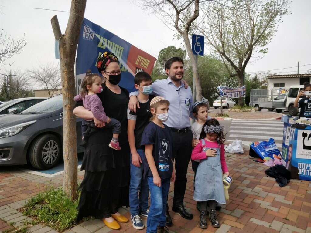 בצלאל סמוטריץ יחד עם אשתו וילדיו. | הודיה כריש חזוני