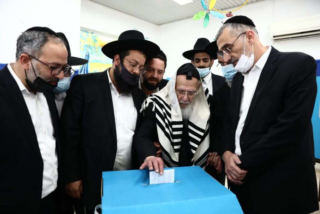 נשיא מועצת חכמי התורה של ש״ס, מרן חכם שלום כהן מצביע עטור בטלית ותפילין. | יעקב כהן