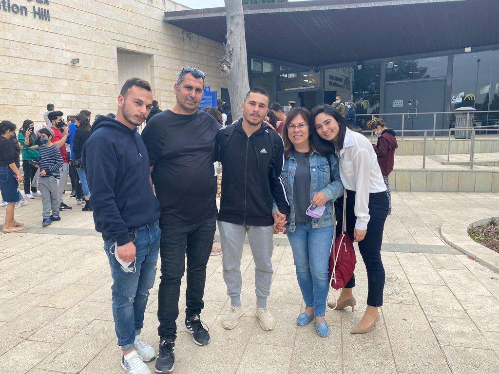 רועי עם המשפחה לפני הגיוס.